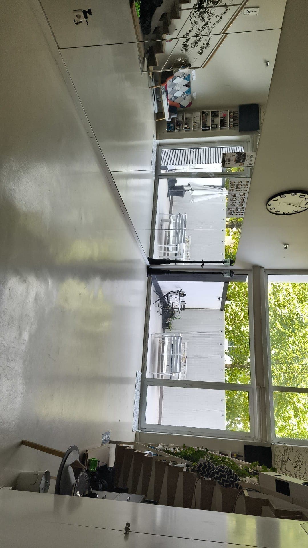 Vista amplia de la sala con pared de espejos y ventanales que dan a la terraza.